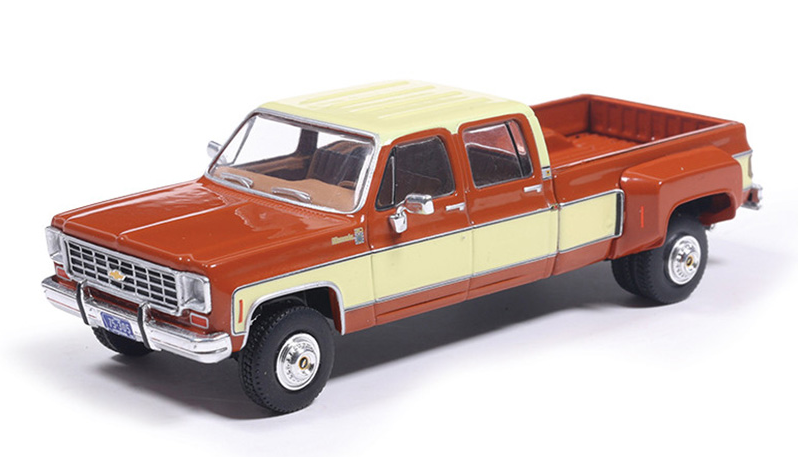 (PRE-ORDER)IXO AMERICA '75 Chevrolet K30 Crew Dab Dually in Grecian Bronze and Santa Fe Tan 1:64 SCALE