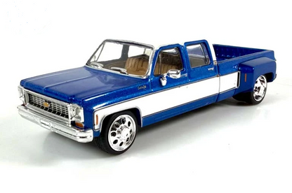 (PRE-ORDER) IXO'74 Chevrolet Custom C30 Crew Cab Dually Lowered Deluxe Two-Tone Catalina Blue Metallic & Frost White