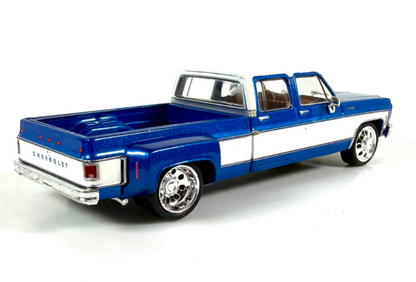 (PRE-ORDER) IXO'74 Chevrolet Custom C30 Crew Cab Dually Lowered Deluxe Two-Tone Catalina Blue Metallic & Frost White