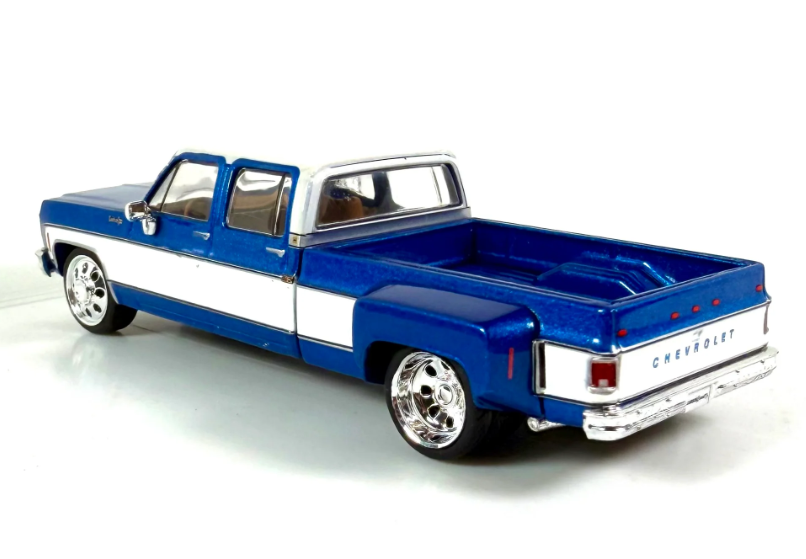 (PRE-ORDER) IXO'74 Chevrolet Custom C30 Crew Cab Dually Lowered Deluxe Two-Tone Catalina Blue Metallic & Frost White