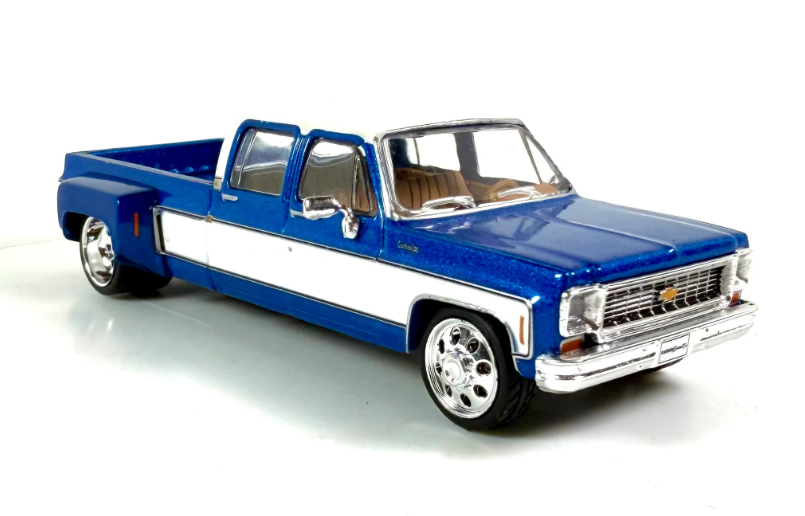 (PRE-ORDER) IXO'74 Chevrolet Custom C30 Crew Cab Dually Lowered Deluxe Two-Tone Catalina Blue Metallic & Frost White