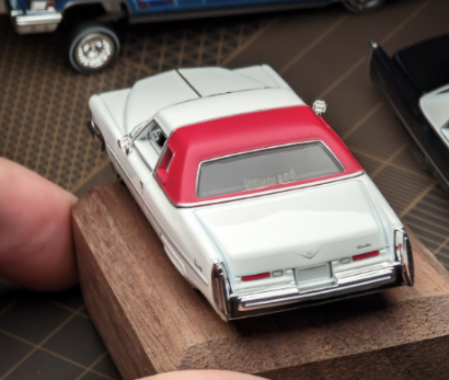 (PRE-ORDER)97M '75 Cadillac w/ adjustable suspension- White