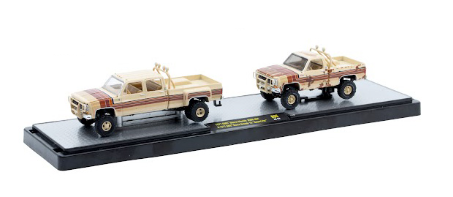 M2 Machines '77 GMC Sierra Classic 3500 4x4 &amp; 77 GMC Sierra Grande 15 "Desert Fox" **PRE-ORDER**